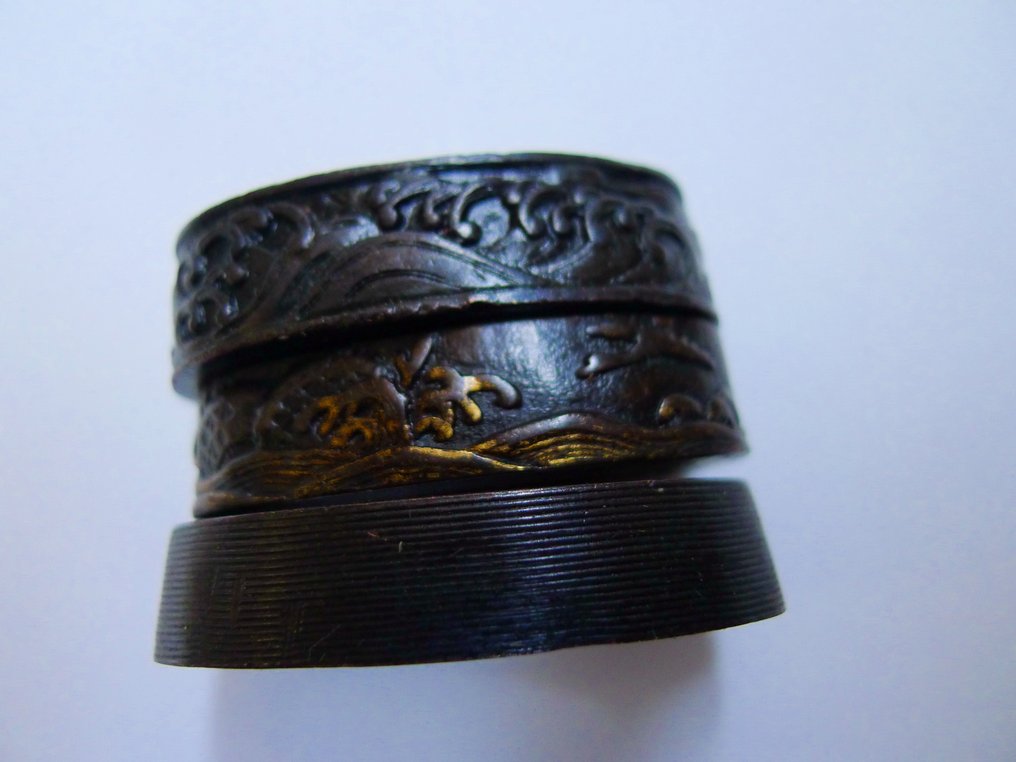 日本 - 金银镶嵌花叶、孔雀、鸟类。海浪装饰的六福地套装。江户晚期。 - 剑装 #4.3