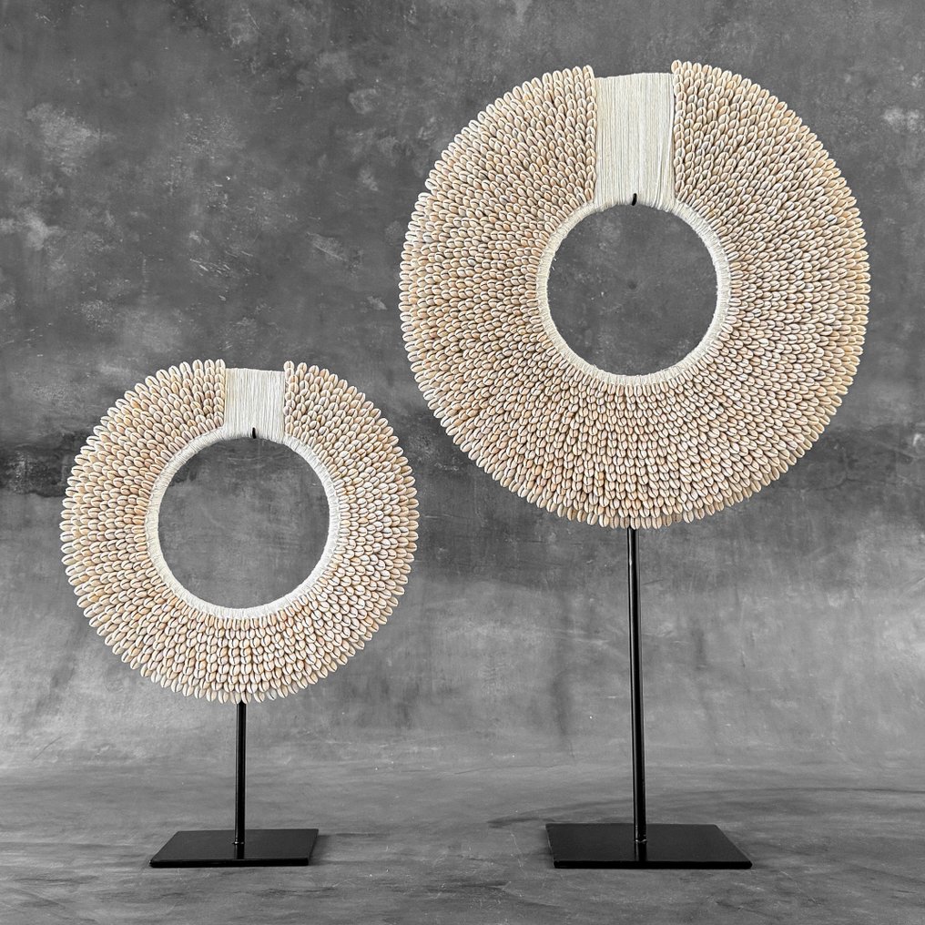 Διακοσμητικό στολίδι (2) - NO RESERVE PRICE - A Pair of XL White Colored Tolai Necklaces on custom stands - Παπούα Νέα Γουινέα #2.1