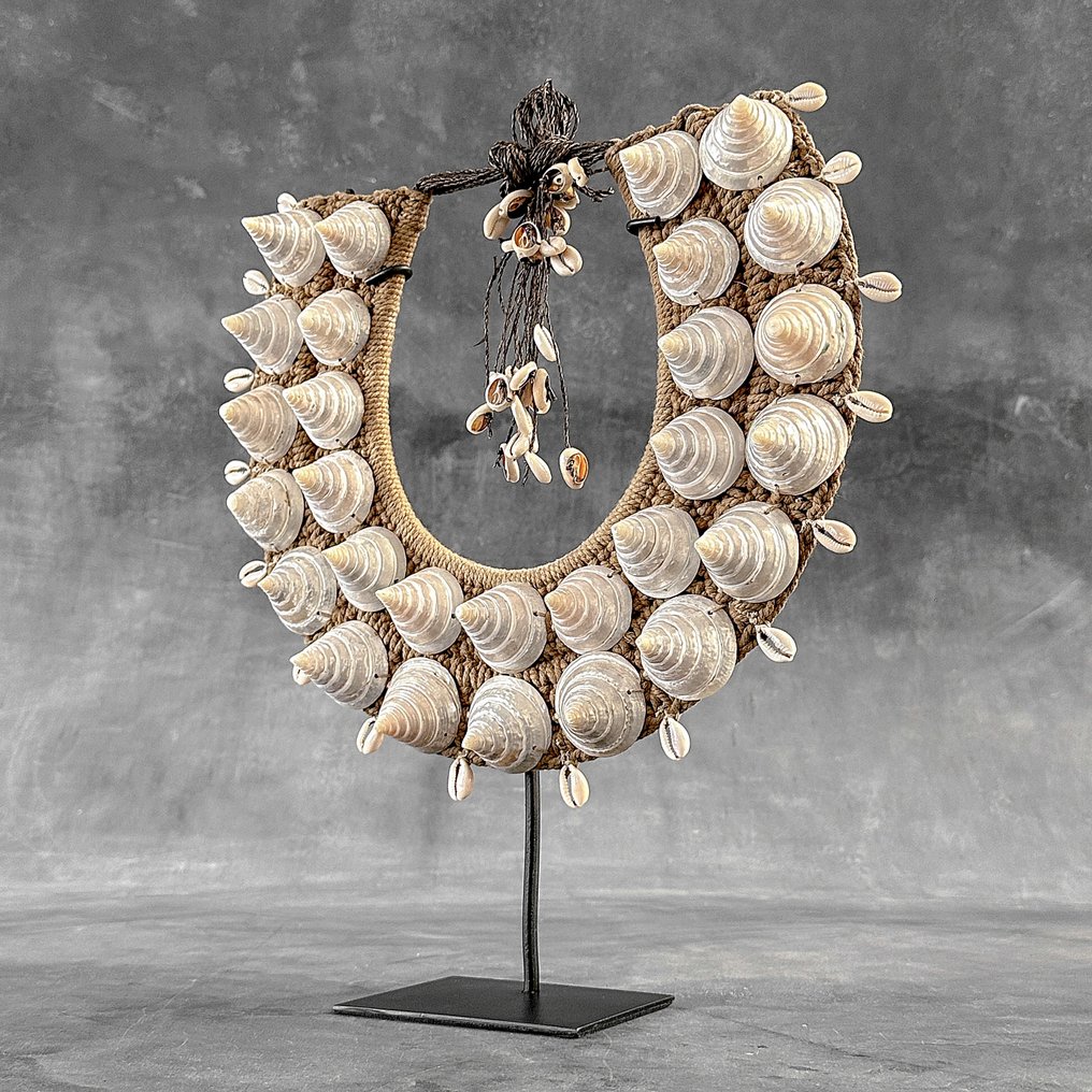 Decorative ornament - NO RESERVE PRICE - SN13 - Decorative shell necklace on a custom stand - Papua New Guinea #1.0