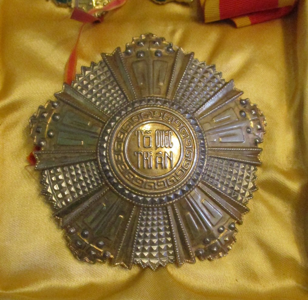 越南 - 陸軍／步兵 - 軍功章 - 国家勋章第二等级，大官和指挥官牌，镶嵌在盒中。 #1.0