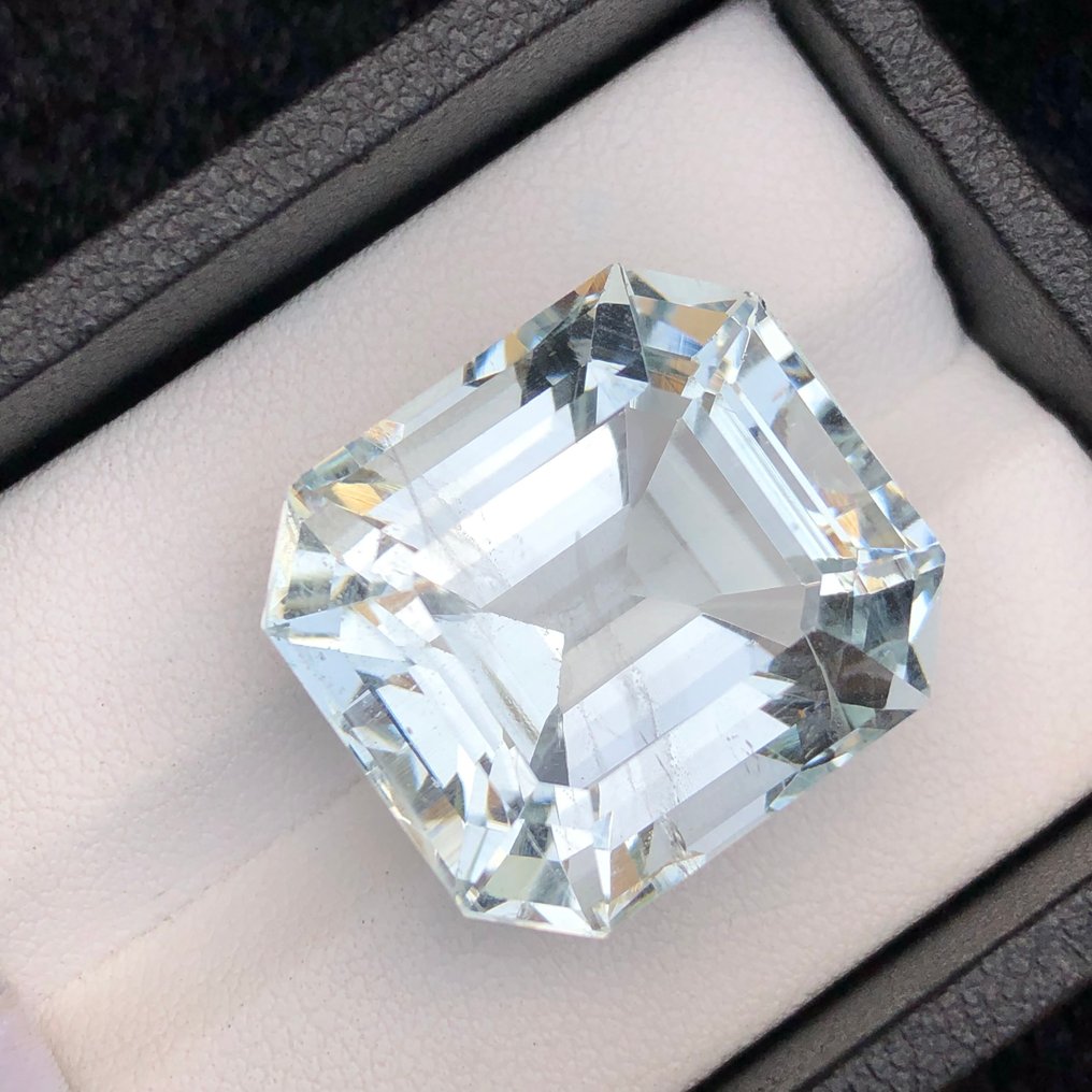 Fără preț de rezervă - 1 pcs Albastru Aquamarine - 41.81 ct - IGI (Institutul gemologic internațional) #3.2