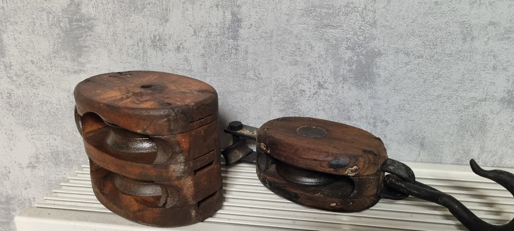 航海物件  (2) - 木, 铁- 2 个旧滑轮 #4.3