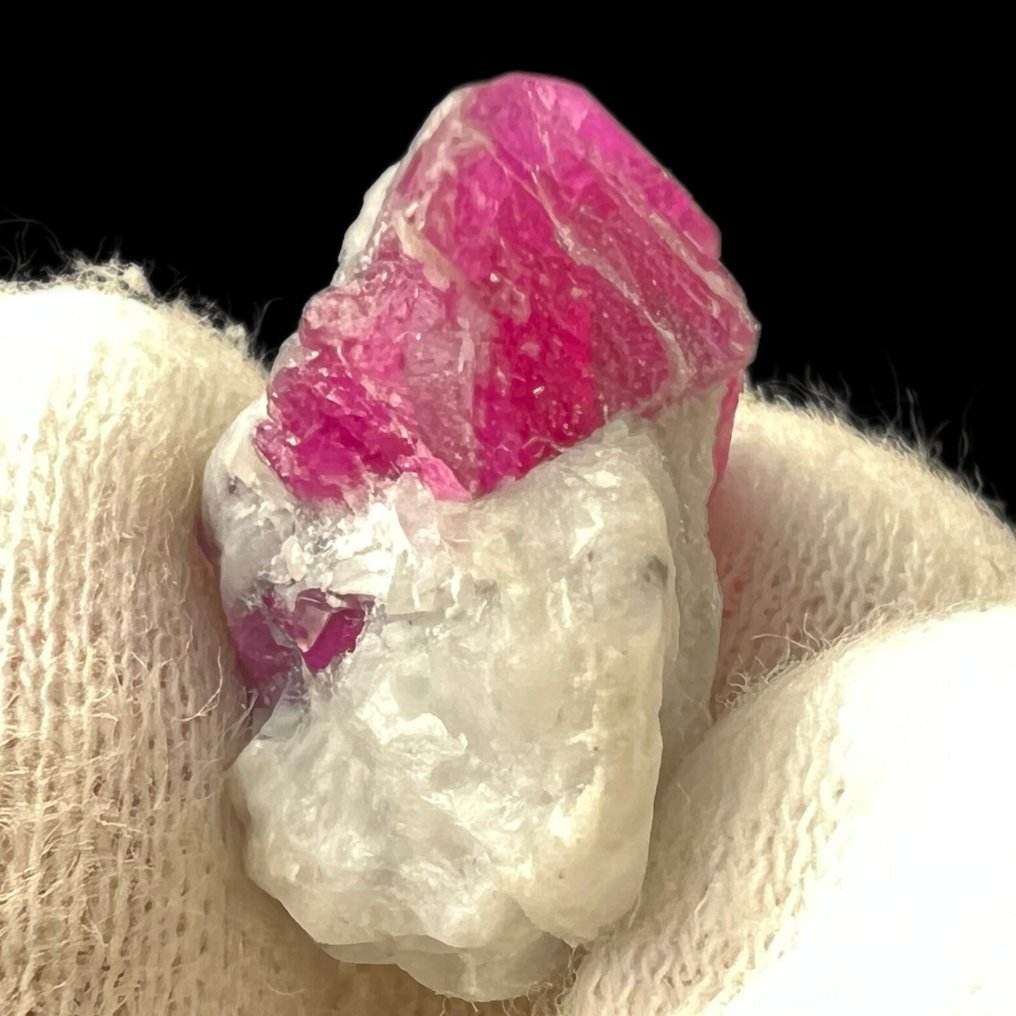 Rubine op matrix – pentagonaal & trapvormig | 3,83 g | 1,9 x 1,6 x 1,2 cm Kristallen op matrix- 3.83 g #3.2