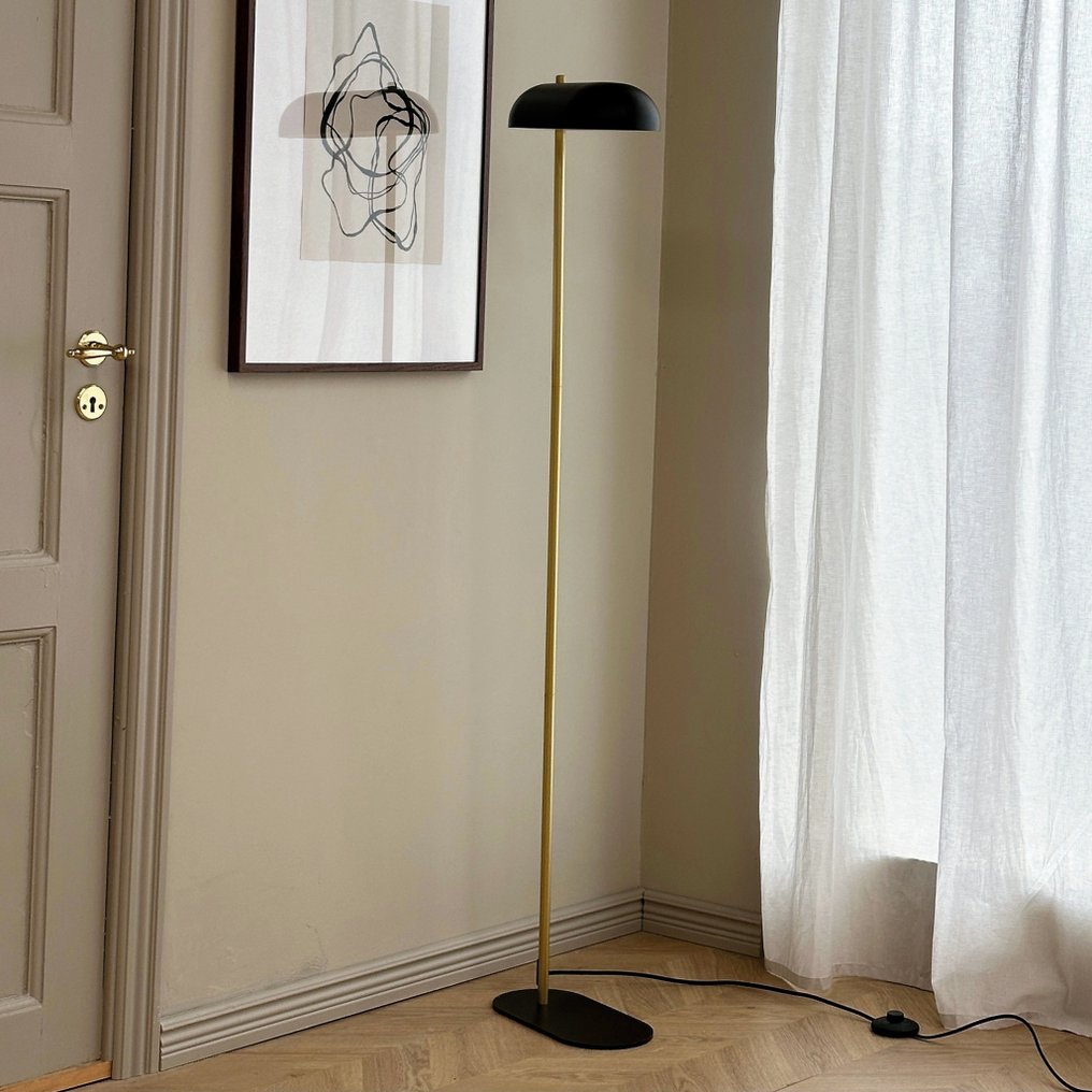 Dyberg Larsen - Sabine Stougaard - Gulvlampe - Arch - svart/messing - Metall #1.0
