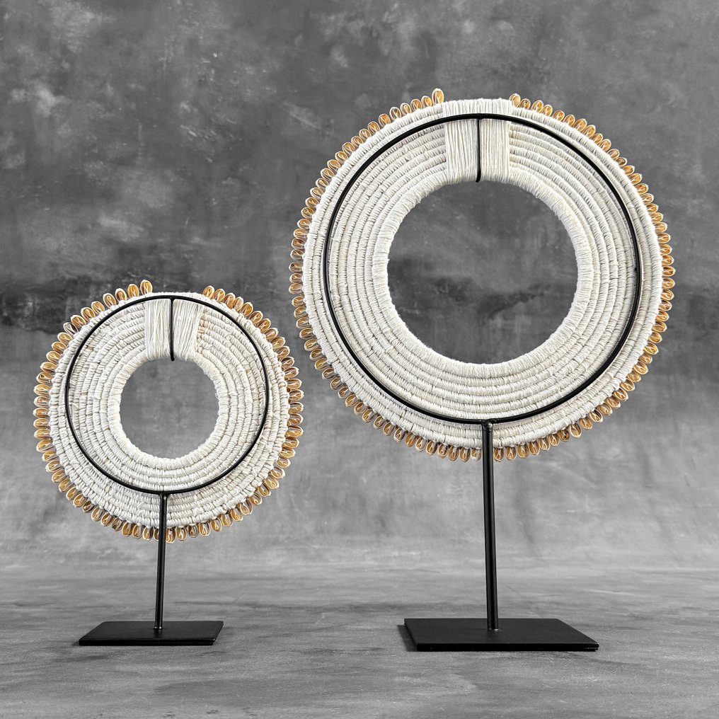 装饰饰品 (2) - NO RESERVE PRICE - Stunning Pair of  White Coloured Tolai necklaces on custom stands - 巴布亚新几内亚 #1.0