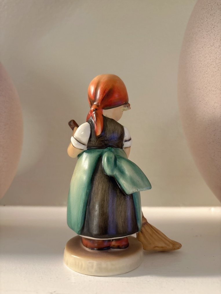 Hummel - Statue, The little girl sweeping the floor - TMK5 - 11 cm - Ceramic #3.2