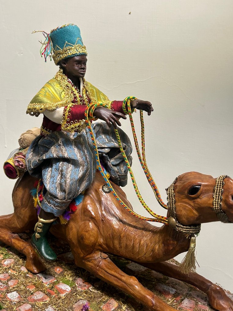Skulptur, Personaggio su cammello in cuoio pressato - Presepe napoletano - 35 cm - Glass, Steingods, Fløyel, Tekstil #2.1