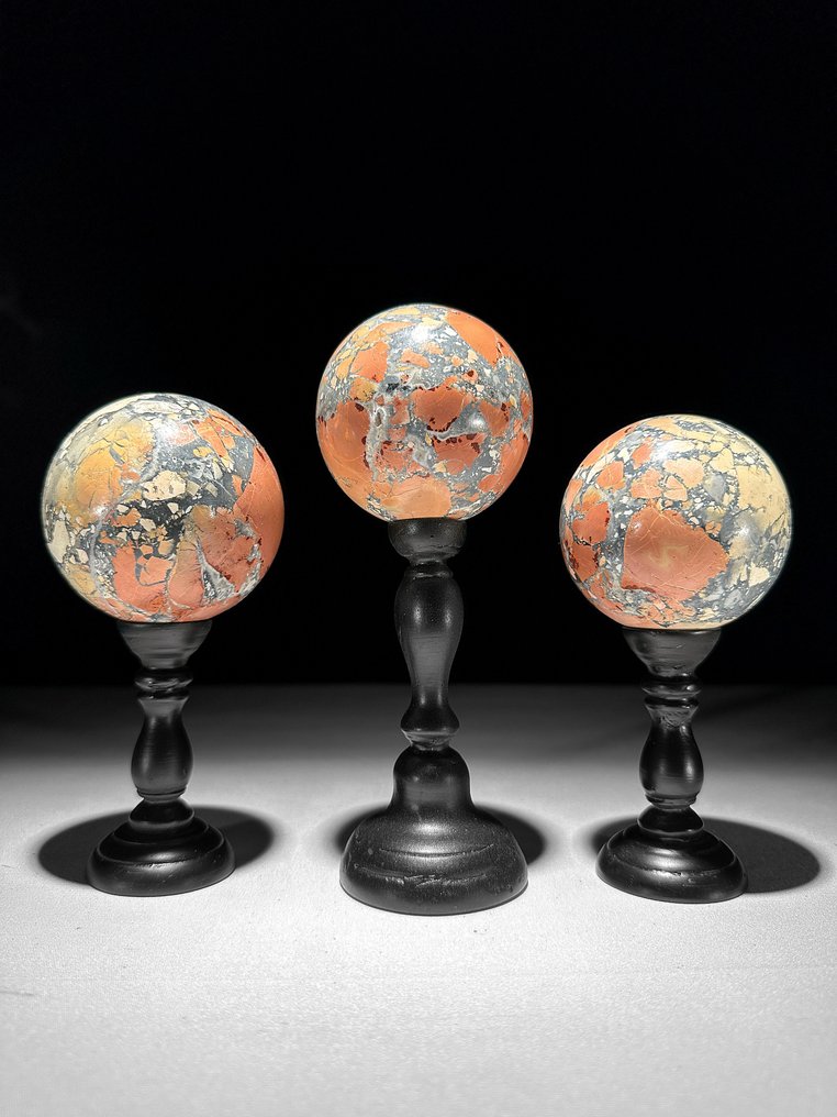 无底价 - 精美的3件红色马里加诺碧玉套装 放在定制底座上的球体- 1900 g - (3) #1.0