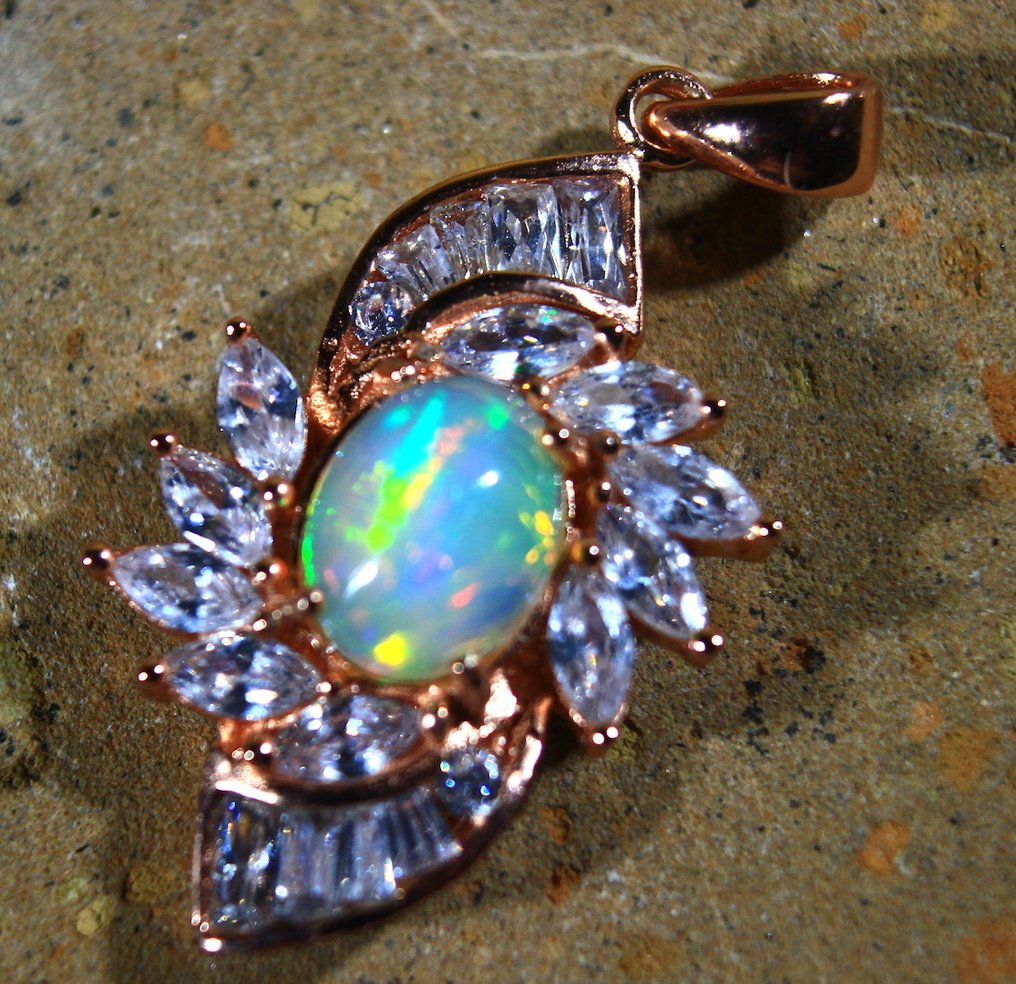 Ct. 21.00 Opal Pendant Cabochon - Altezza: 30 mm - Larghezza: 19 mm- 4.2 g #3.2
