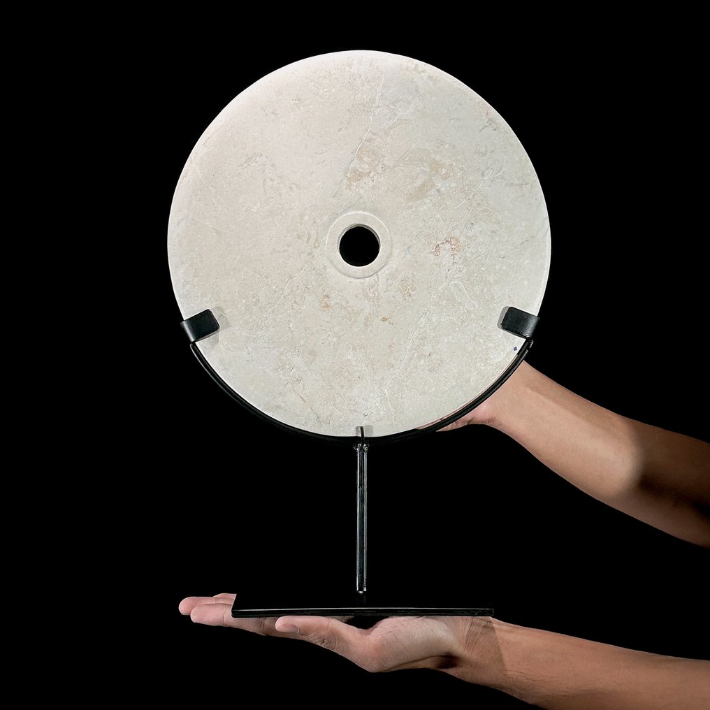 Decorative ornament - NO RESERVE PRICE -Beautiful Decorative White Marble Disc on a custom stand - Indonesia #1.0