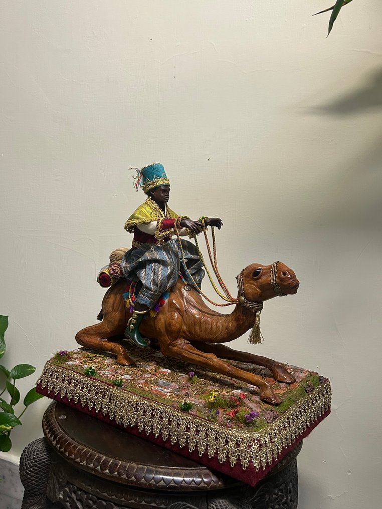Skulptur, Personaggio su cammello in cuoio pressato - Presepe napoletano - 35 cm - Glass, Steingods, Fløyel, Tekstil #3.2