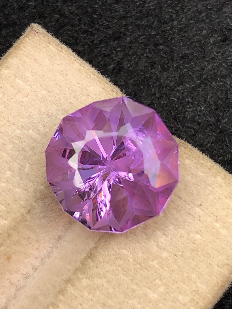 Nincs minimálár - 1 pcs Lila, Ibolya Ametiszt - 8.63 ct - Nemzetközi Gemmológiai Intézet (IGI) #1.0