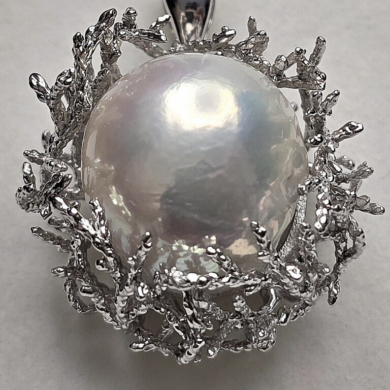 Pendant with a 'coral basket' mount and a smooth counter-shackle in 925‰ silver. with white baroque acquadolce pearl with a core approximately 15 mm in diameter, cm 3- 11.5 g - (1) #1.0