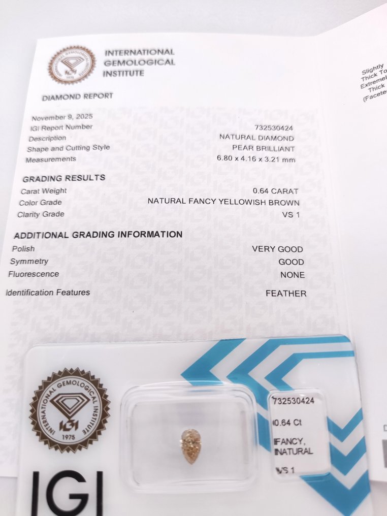 没有保留价 - 1 pcs 钻石 (天然色彩的) - 0.64 ct - 梨形 - Fancy 稍帶黄色的 棕色 - VS1 轻微内含一级 - 国际宝石研究院(IGI) #3.2