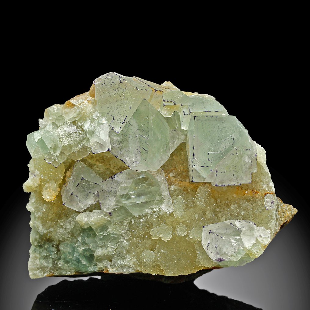 QR code Fluorite on Quartz Crystals - Height: 8 cm - Width: 6.3 cm- 188 g #2.1