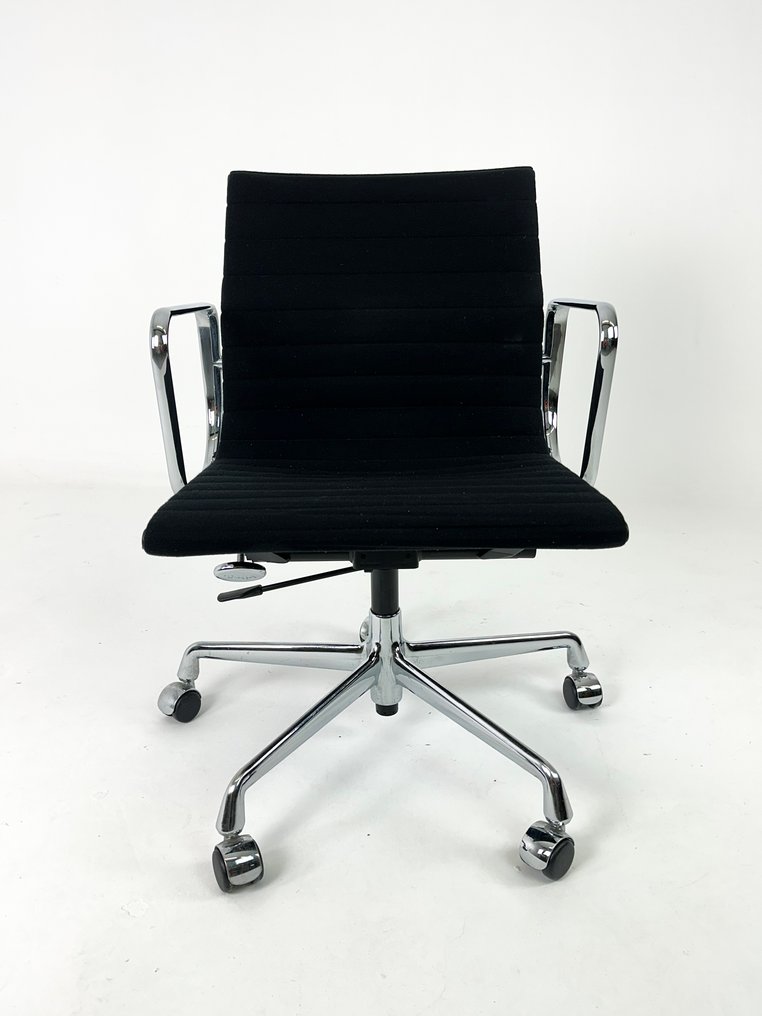 Vitra - Charles & Ray Eames - Silla - EA118 - Aluminio, Textil #1.0