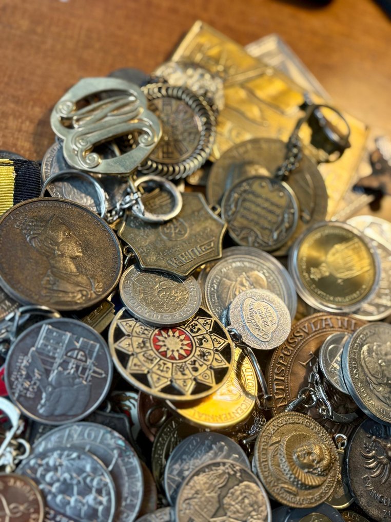 World. Collection – 100+ Medals, Tokens, Pins & Badges (19th–21st Century)  (No Reserve Price) #2.1