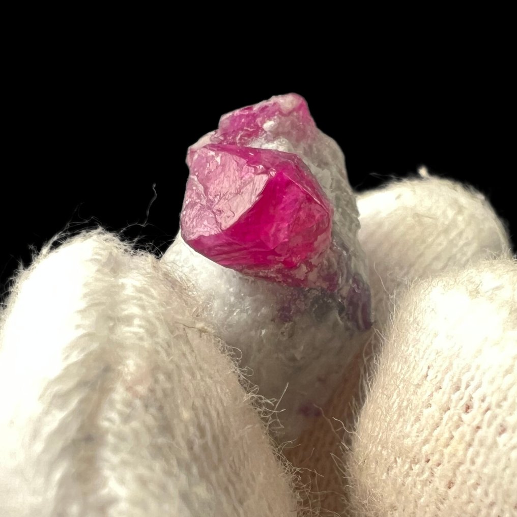 Rubine op matrix – pentagonaal & trapvormig | 3,83 g | 1,9 x 1,6 x 1,2 cm Kristallen op matrix- 3.83 g #2.1