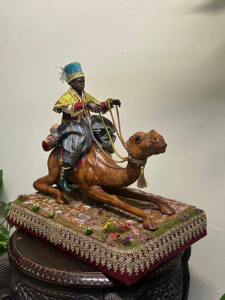 Skulptur, Personaggio su cammello in cuoio pressato - Presepe napoletano - 35 cm - Glass, Steingods, Fløyel, Tekstil #4.3
