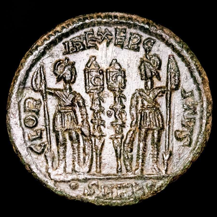 Ρωμαϊκή Αυτοκρατορία. Constantine I (AD 306-337). Follis Heraclea mint, 337 A.D. GLORIA EXERCITVS. SMHB in exergue. Two soldiers standing.  (χωρίς τιμή ασφαλείας) #1.0