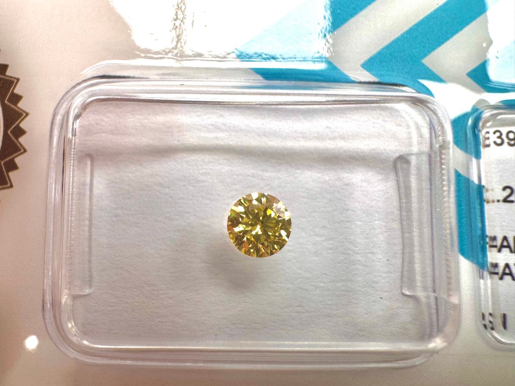 χωρίς τιμή ασφαλείας - 1 pcs Διαμάντι  (Φυσικού χρώματος)  - 0.26 ct - Στρογγυλό - Fancy Κίτρινο, Πράσινο - SI1 - International Gemological Institute (IGI) #1.0
