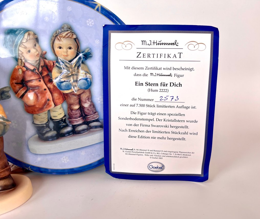 Goebel - Statuetta - Goebel M.I. Hummel HUM 2222 Ein Stern für Dich - Limitierte Auflage in Metalldose Swarovski Stern - Porcellana #1.0