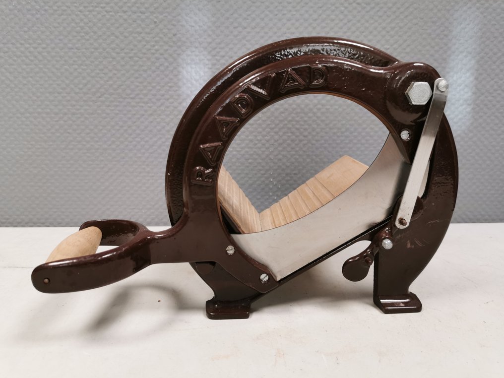 Raadvad - Ove Larsen - Brødskærer - 294 - Træ, Stål, Jern #1.0