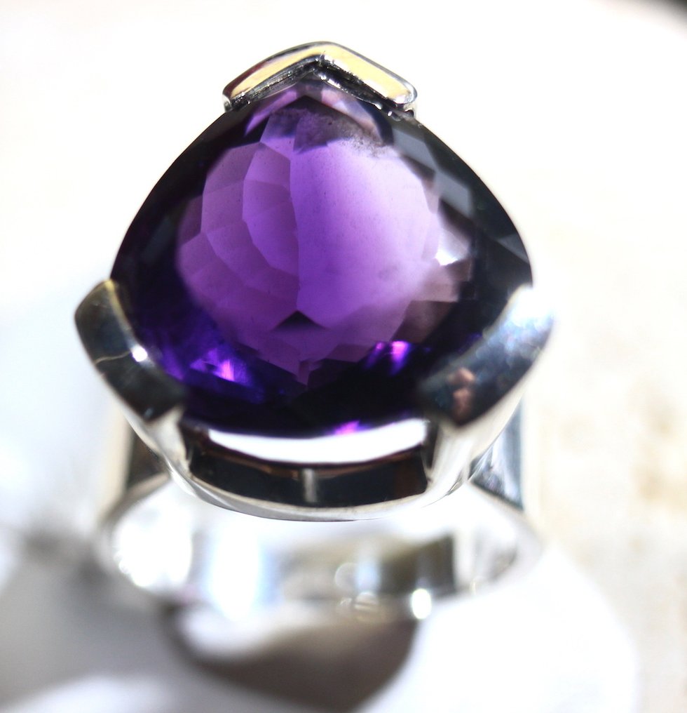 11.14年级。壮观且珍贵的透明紫水晶,乌鲁瓜伊纳 水滴形切割 - 高度: 32 mm - 宽度: 18 mm- 11.14 g #4.3