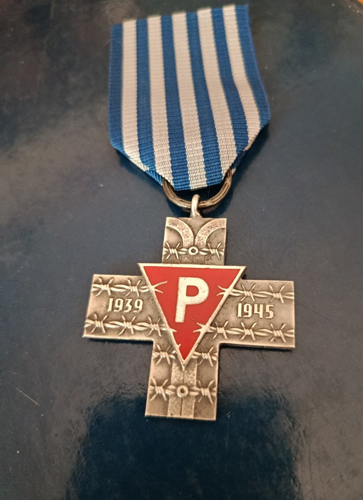 Πολωνία - Στρατιωτικό μετάλλιο - Ελληνικός σταυρός. Αφιέρωμα στους Πολωνούς εκτοπισμένους του Άουσβιτς, κορδέλα και κουτί. #3.2