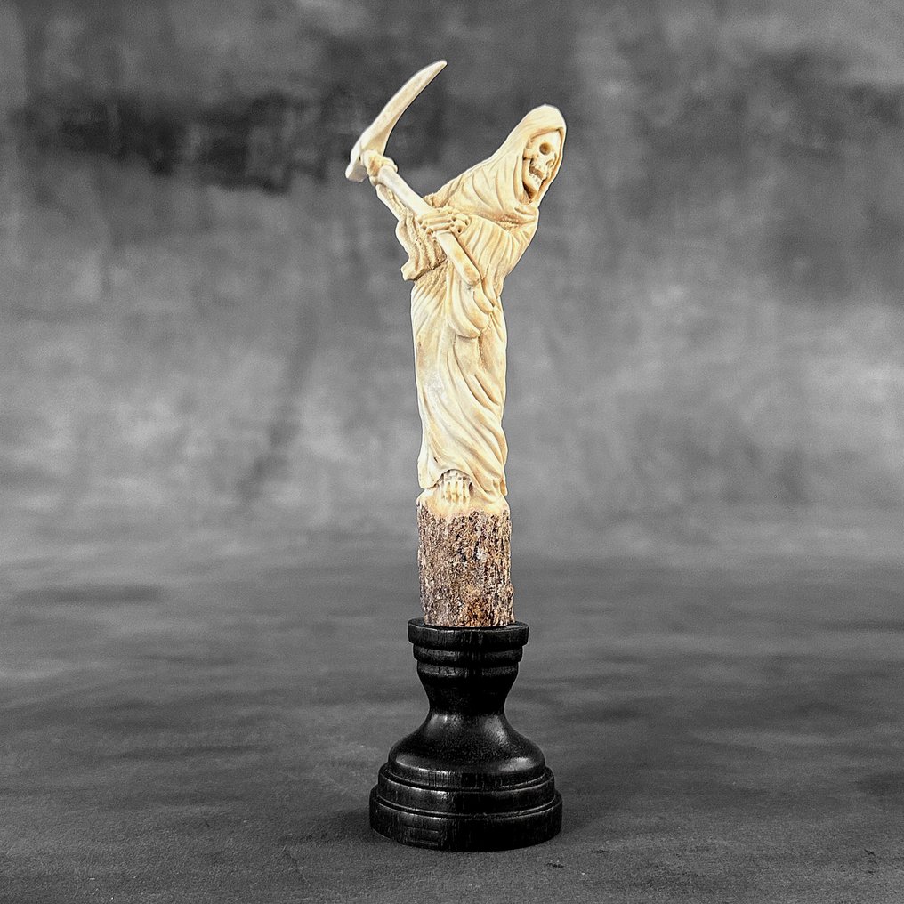 雕刻, NO RESERVE PRICE - Grim Reaper Carving from a deer antler - 19 cm - Deer Antler, 木 - 2025 #1.0