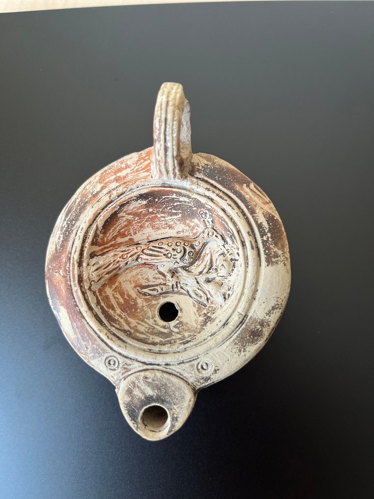 Αρχαίο ρωμαϊκό, Αυτοκρατορικό Terracotta Ρωμαϊκό λάδι με Νίκη με φτερά που χαράζει μια ασπίδα. #1.0