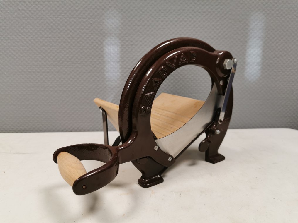 Raadvad - Ove Larsen - Brødskærer - 294 - Træ, Stål, Jern #1.0