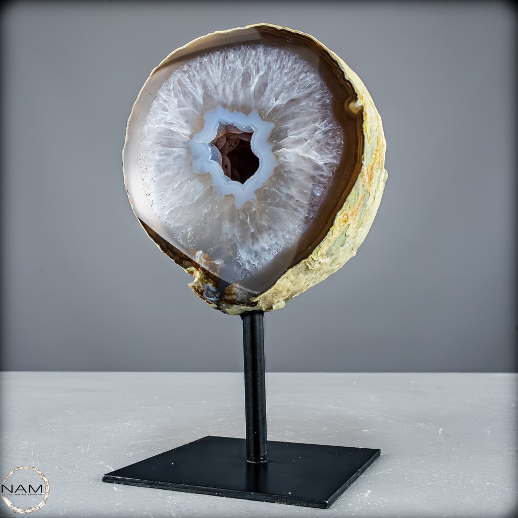 Természetes vágású geode chalcedony és agate Standon- 1663.26 g #1.0