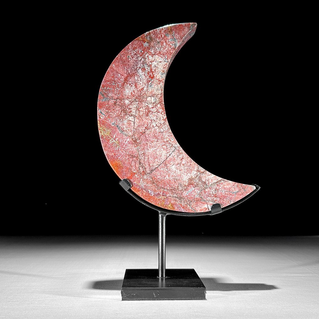 Χωρίς ελάχιστη τιμή - Υπέροχος Κόκκινος Αμέθυστος Σε σχήμα σεληνιακού φεγγαριού σε μια προσαρμοσμένη βάση. - Ύψος: 28.5 cm - Πλάτος: 17.5 cm- 1700 g - (1) #1.0