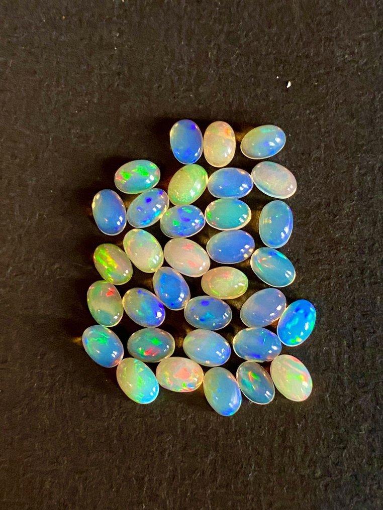 Opals, rhodochrosite, turquoise, and polished minerals. cut and polished - Height: 7.9 cm - Width: 9.9 cm- 233.95 g - (143) #1.0