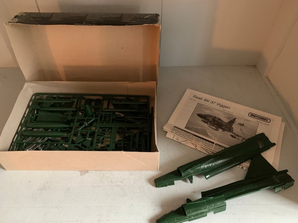 Matchbox, Lot: Matchbox & Academy (Mirage III-R & Saab SK 37 & Apache AH-64A MSIP) - in originele dozen, 1:48 & 1:72 - Model kit  (3) #4.3