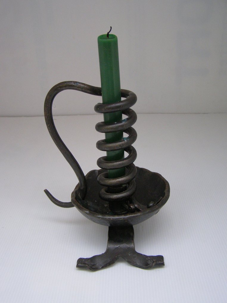 Taperstick燭台 - 熟鐵 - 洞穴艺术中的粗犷主义老鼠 #1.0