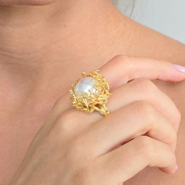 Anello modello "cestino corallo" con gambo rigato, ondulato in argento dorato 925‰, con perla d' acquadolce bianca barocca regolare con nucleo ø 15 mm, ingombro ø 24 mm, regolabile da 15 a 20.- 13.5 g - (1) #3.2