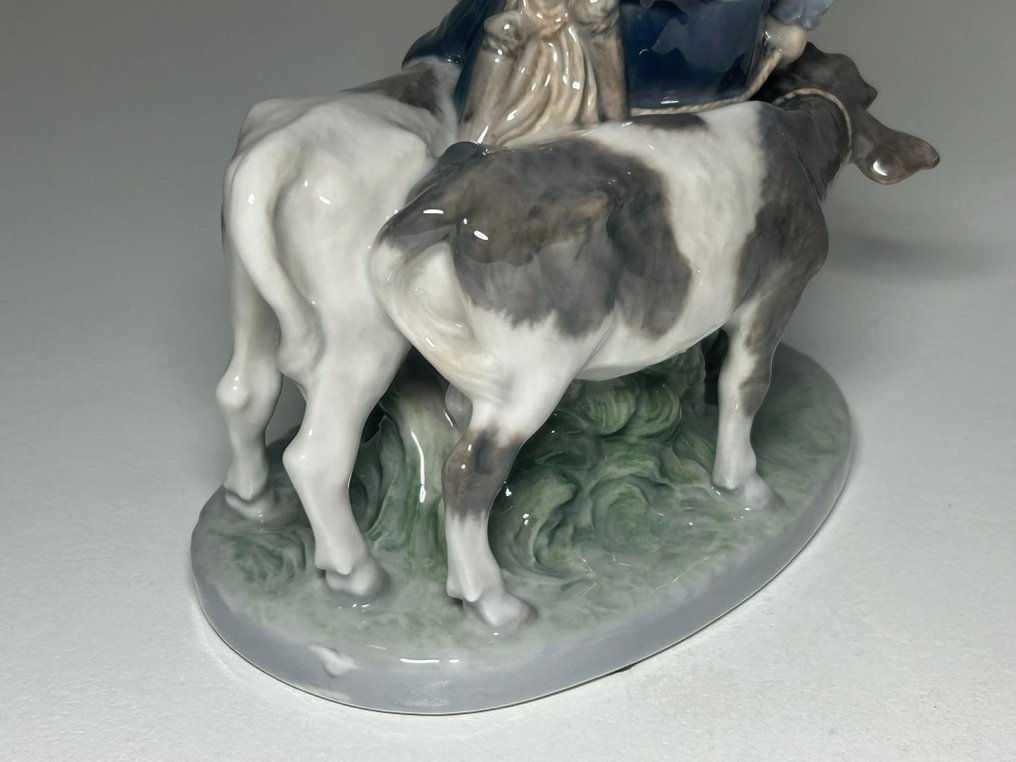 Royal Copenhagen - Αγαλματίδιο - 'Boy with Calves' #1858 - Πορσελάνη #4.3