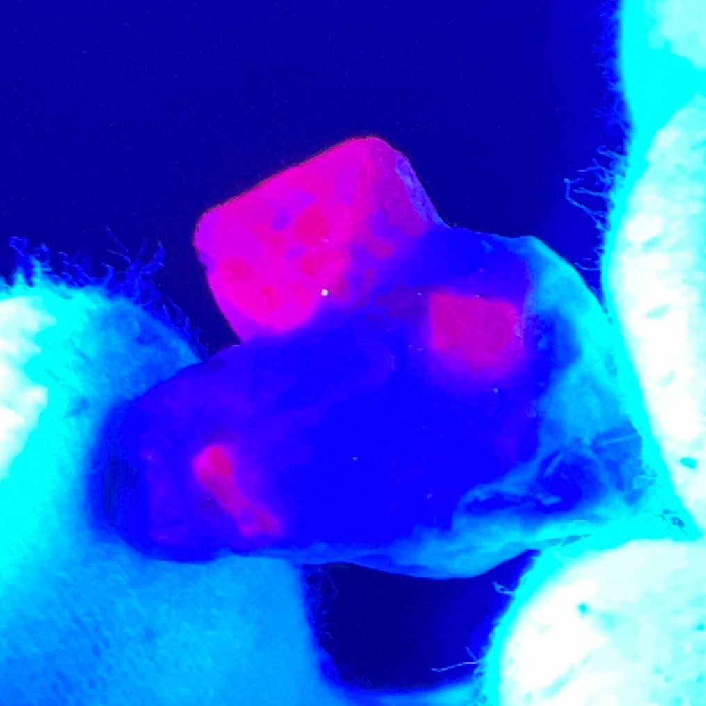 Rubiner på matrix – markant krystal i fremtrædende størrelse (5,34 g | 2,1 × 1,8 × 1,6 cm) Krystaller i indlejring- 5.34 g #3.2