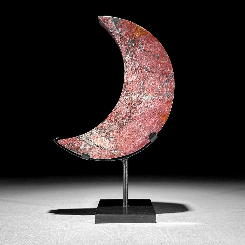 Χωρίς ελάχιστη τιμή - Υπέροχος Κόκκινος Αμέθυστος Σε σχήμα σεληνιακού φεγγαριού σε μια προσαρμοσμένη βάση. - Ύψος: 28.5 cm - Πλάτος: 17.5 cm- 1700 g - (1) #2.1