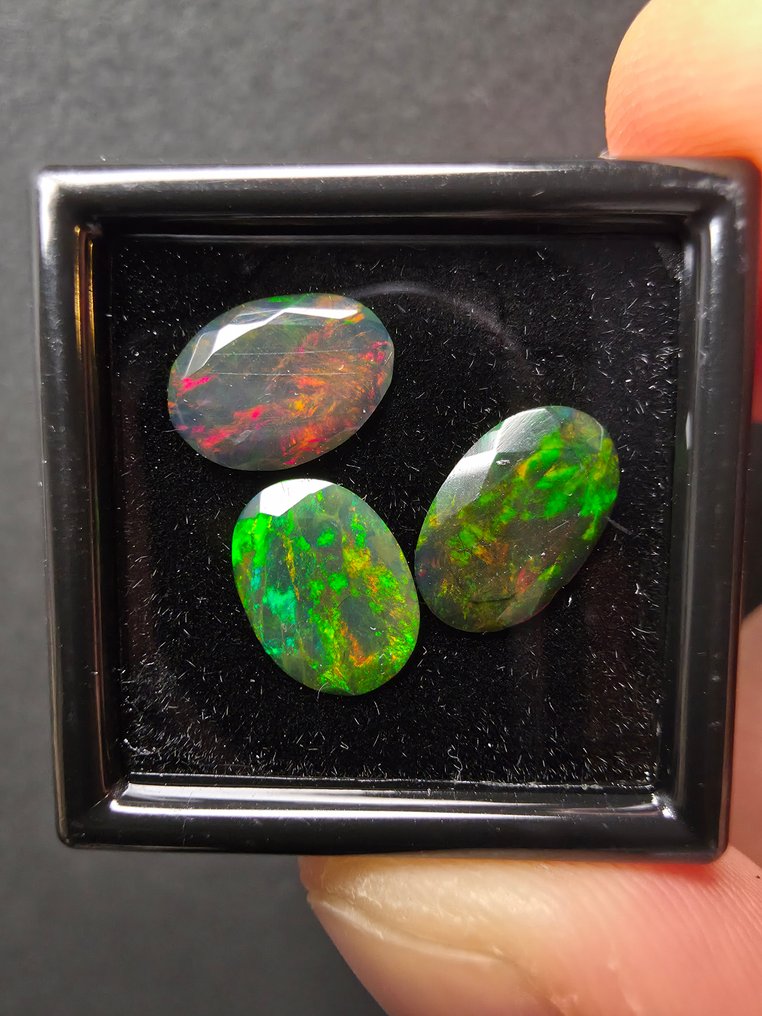 2.91 tcw Black Opal Faceted- 0.58 g - (3) #1.0
