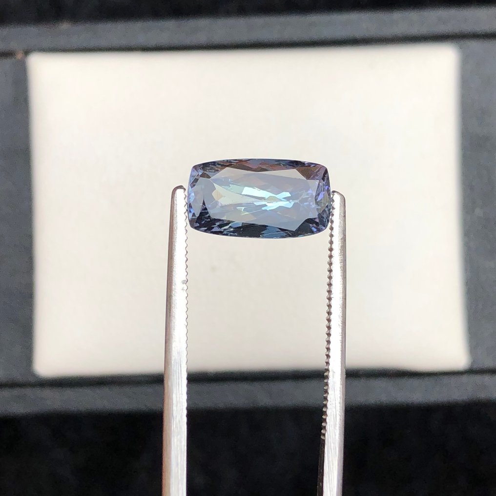 Nincs minimálár - 1 pcs  Kék, Ibolya, Zöld Tanzanit  - 2.82 ct - Nemzetközi Gemmológiai Intézet (IGI) #4.3