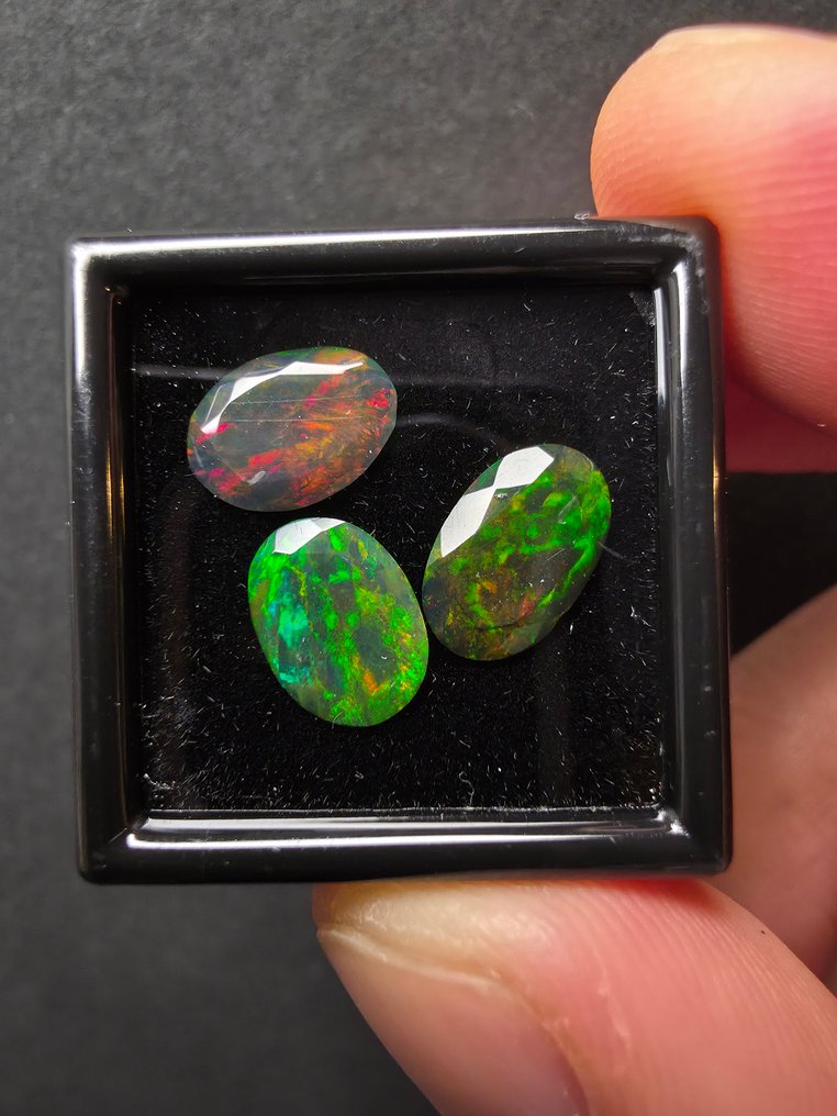 2.91 tcw Black Opal Faceted- 0.58 g - (3) #1.0