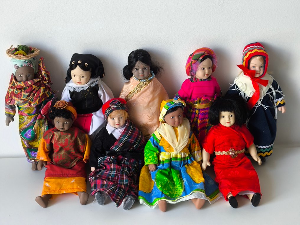 Colecție tematică - 9 Păpuși ale Lumii #1.0