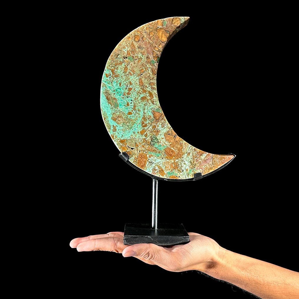Nessuna riserva di prezzo - Splendida smithsonite verde A forma di luna crescente su un supporto personalizzato - Altezza: 28.5 cm - Larghezza: 17.7 cm- 1700 g - (1) #1.0