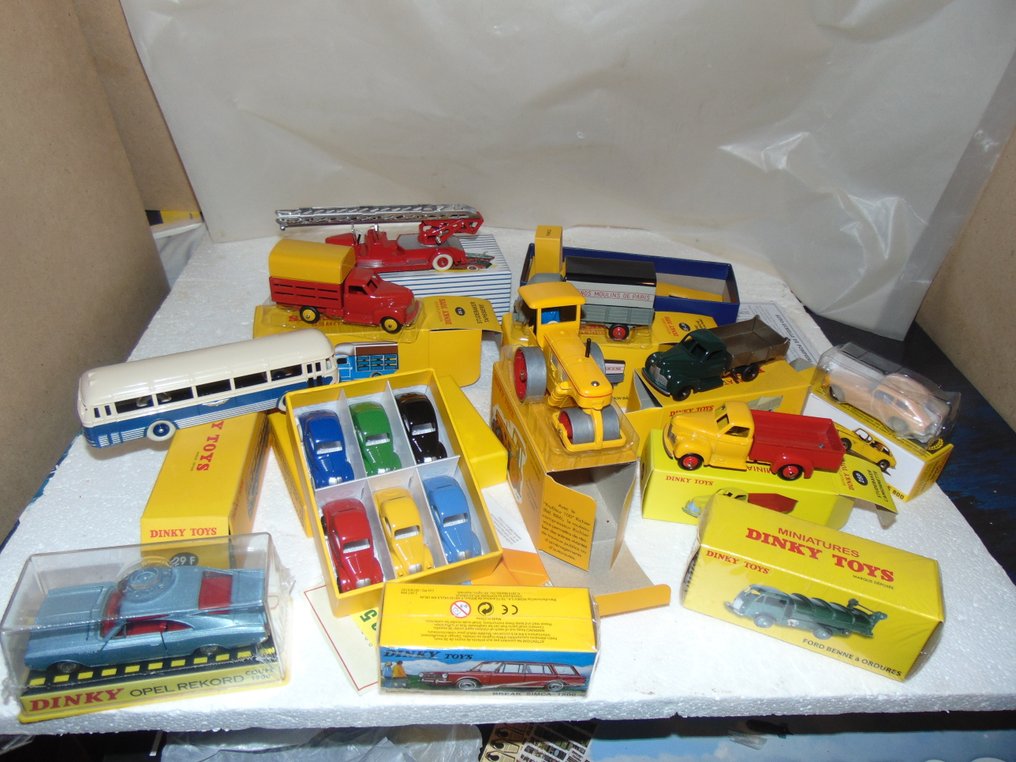 Dinky Toys, Atlas, Mattel 1:43 - Αυτοκίνητο μοντελισμού (17) - Collection Of Boxed Dinky Toys Re-Issue Models, Various Examples - Ποσότητα μοντέλων #1.0