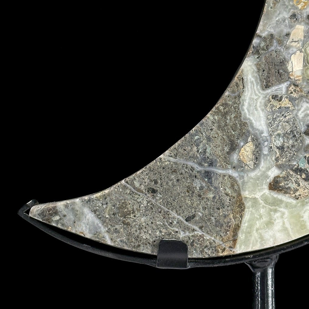 NO RESERVE PRICE - A Beautiful Onyx Crescent Moon-Shaped on a custom stand - Height: 27.8 cm - Width: 16 cm- 1700 g - (1) #4.3