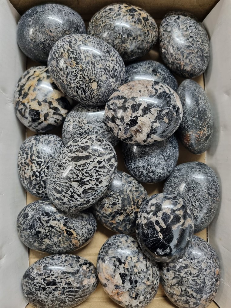 Large lot with HQ palmstones made of Toermaline quartz.- 2084 g #1.0