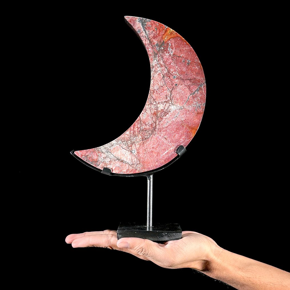 Χωρίς ελάχιστη τιμή - Υπέροχος Κόκκινος Αμέθυστος Σε σχήμα σεληνιακού φεγγαριού σε μια προσαρμοσμένη βάση. - Ύψος: 28.5 cm - Πλάτος: 17.5 cm- 1700 g - (1) #1.0